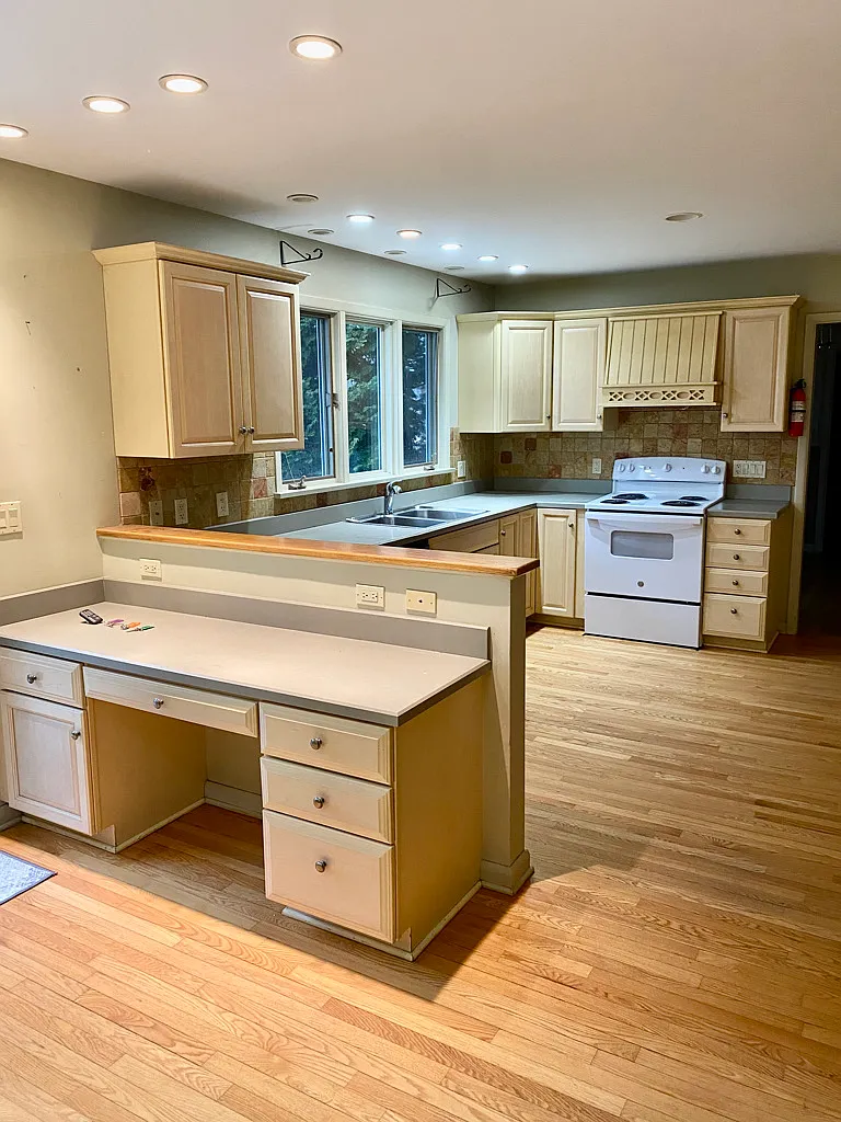 4 bed, 2465 sqft, $4,100 — Photo 2