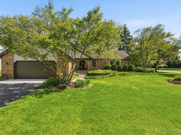 1628 Country Squire Dr, Geneva, IL 60134