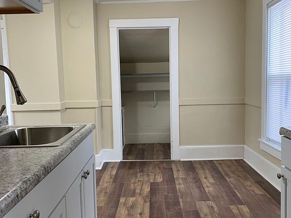 3rd image of 892 Rose Ave E APT 1