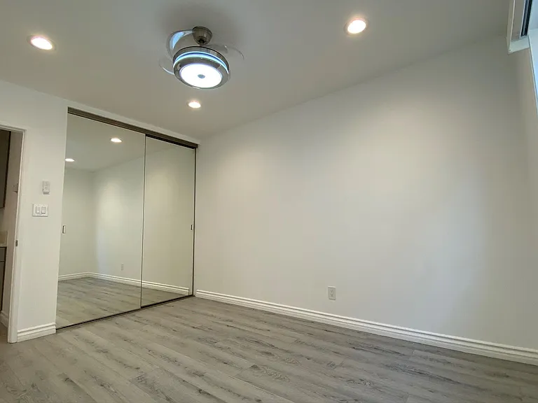513 Avenue G #G — Photo 32