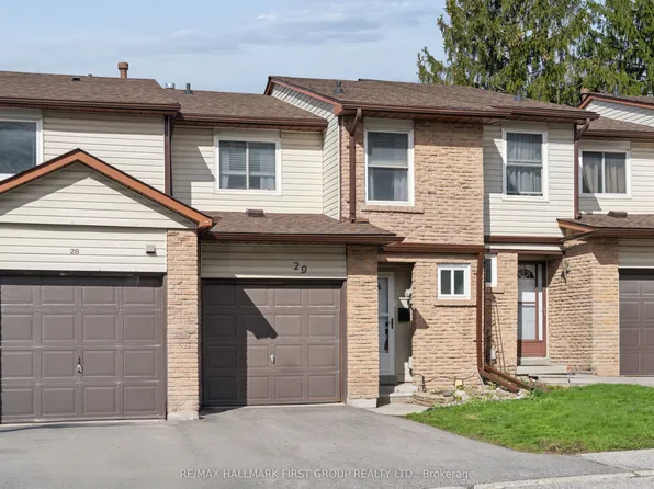 1330 Trowbridge Dr #29, Oshawa, ON L1G 7L1