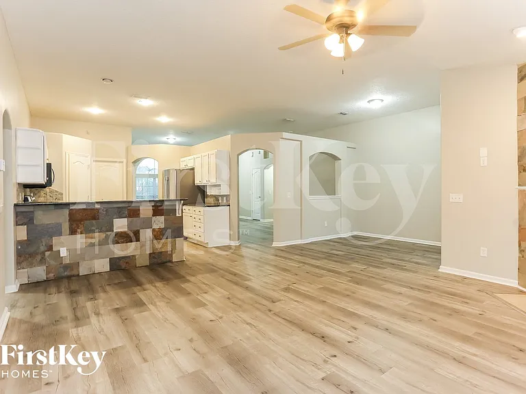 2444 Bentwater Dr W — Photo 4