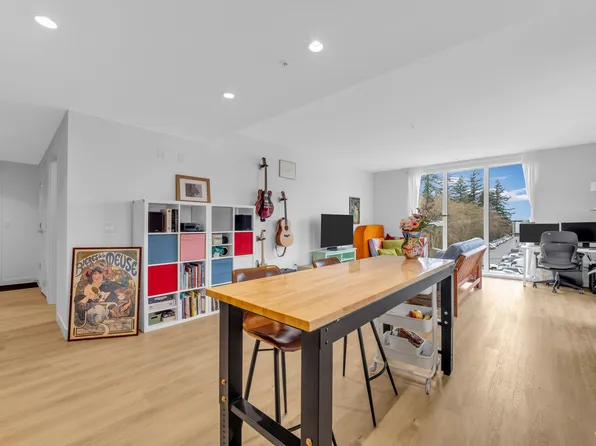 9888 University Cres #510, Burnaby, BC V5A 0E5