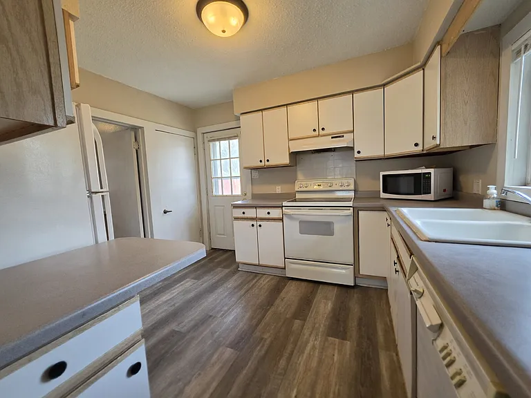 739 Churchill St — Photo 10