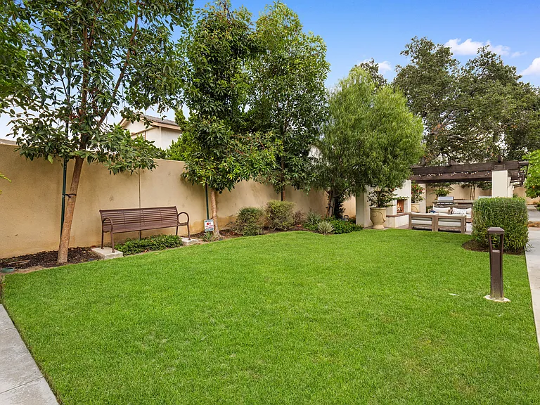 35 Bedford Ct — Photo 36