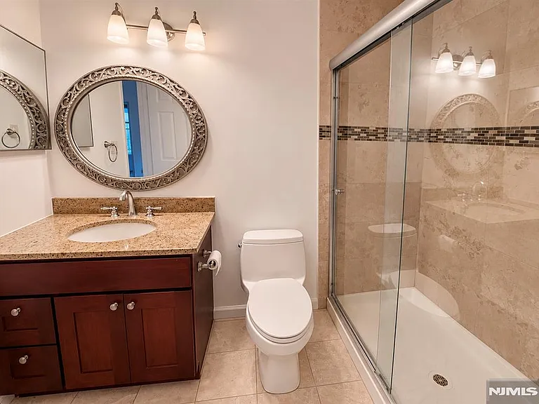 555 Ridge Ln — Photo 18