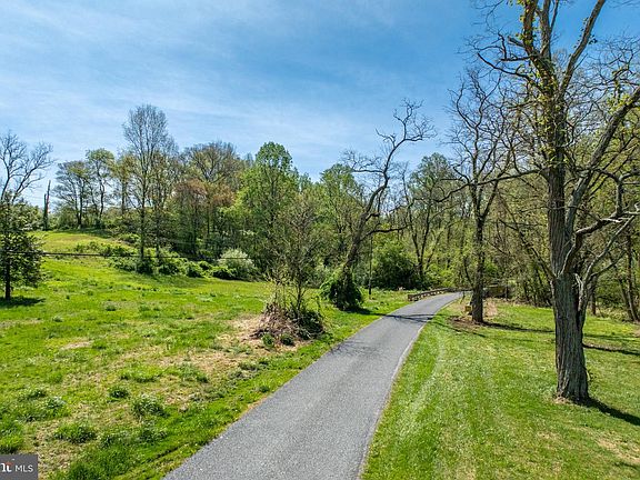 4th image of 380 Glen Roy Rd