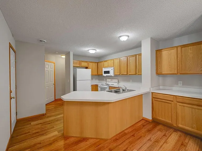 17324 River Birch Ln S — Photo 5