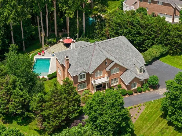 1108 Hobnail Ct, Great Falls, VA 22066