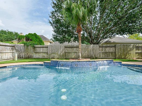 2nd image of 3919 Belvoir Park Dr