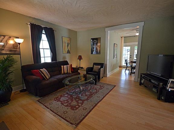 3rd image of 740 Lexington Ave
