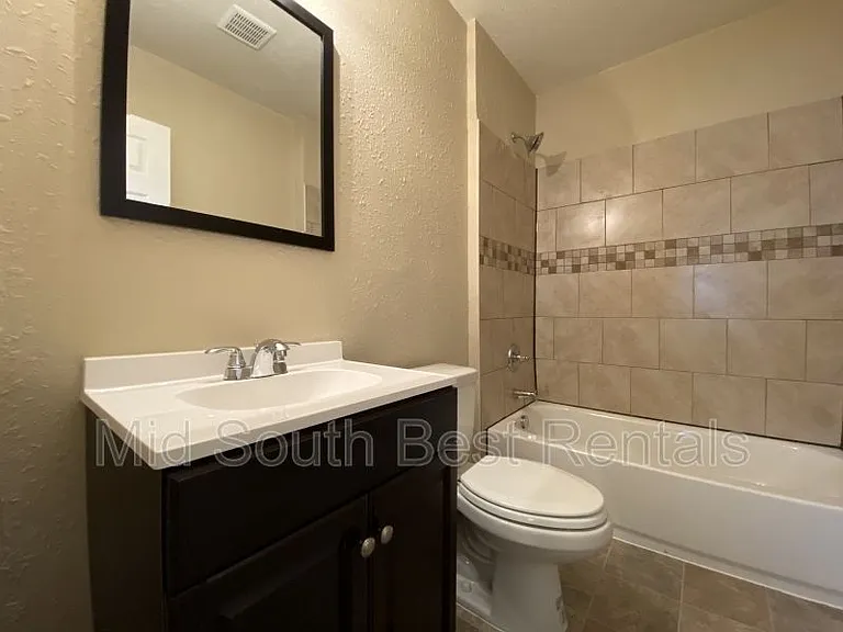 1404 Division St — Photo 4