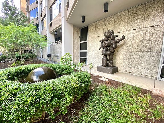 4th image of 555 W Cornelia Ave APT 1410