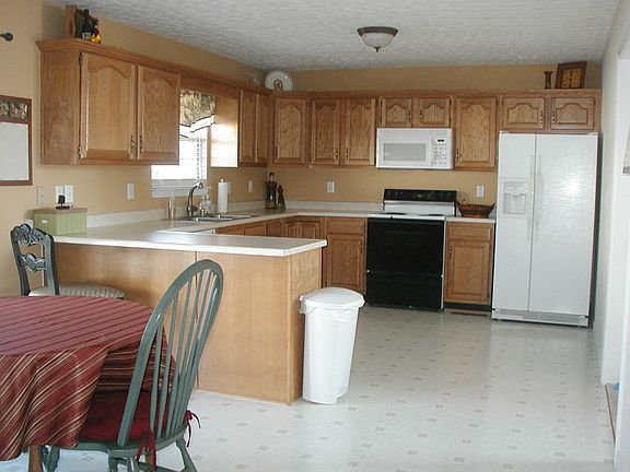 Spacious Country Kitchen