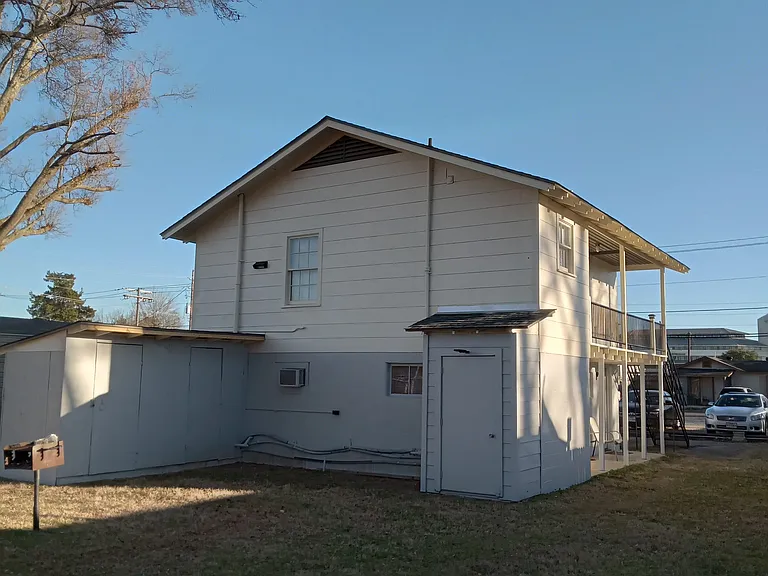 207 E Grand Ave #A — Photo 4