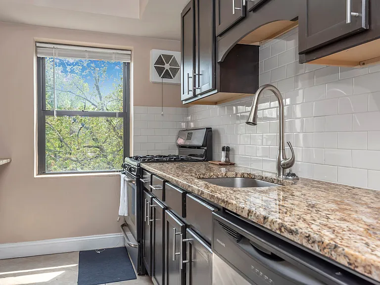 7553 Buckingham Dr — Photo 11