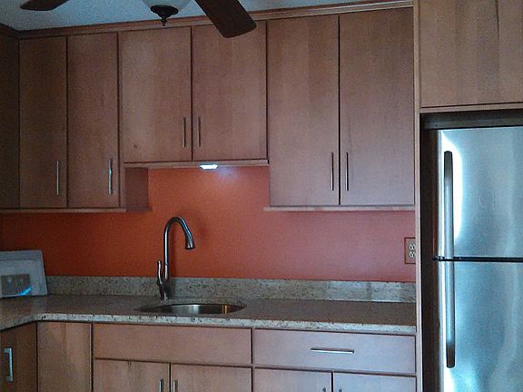 kitchen w/granite countertops