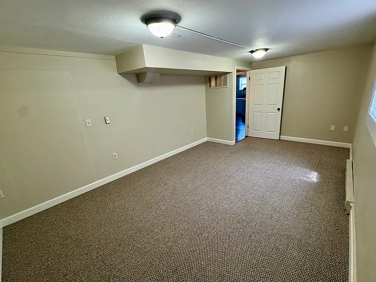 404 Anamosa St — Photo 16
