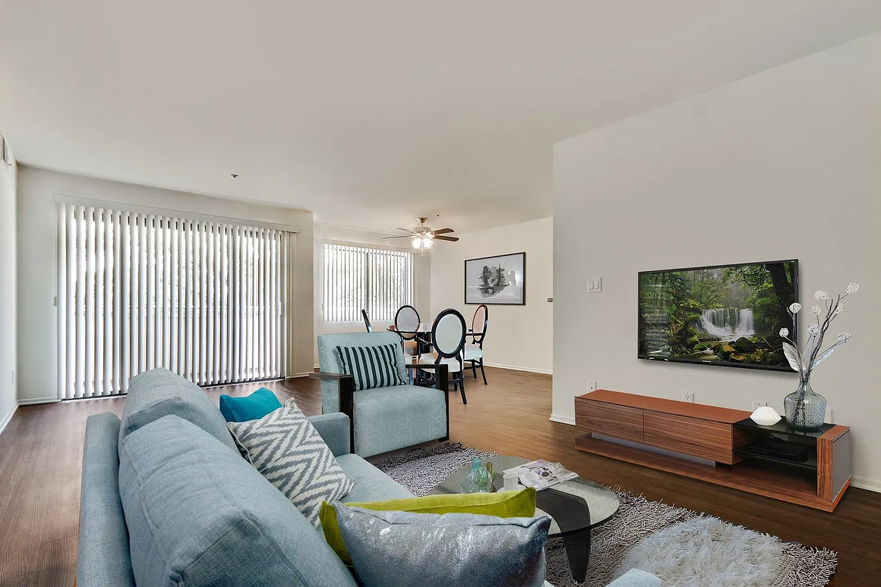 Encino Majestic — Photo 2
