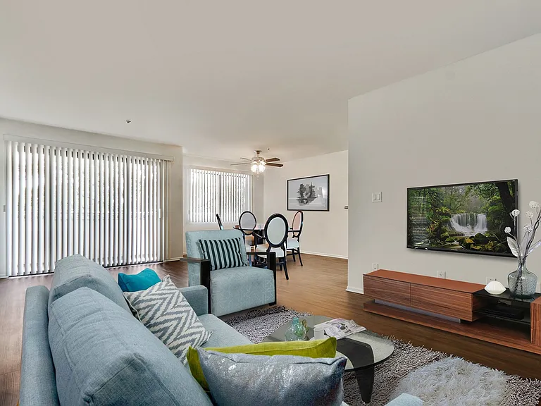 Encino Majestic — Photo 2