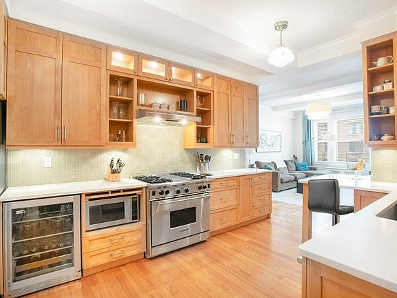 3rd image of 20 W 72nd St #910