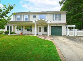 16 Marc Dr, Ridge, NY 11961