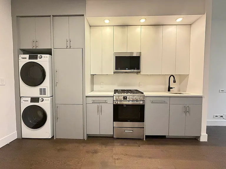 336 W 17th St #4C — Photo 3