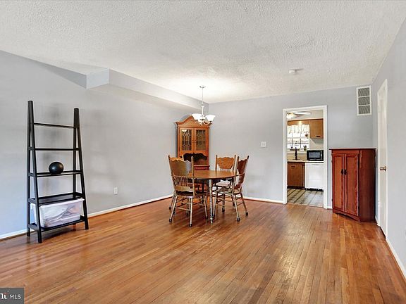 3rd image of 959 Elm Rd