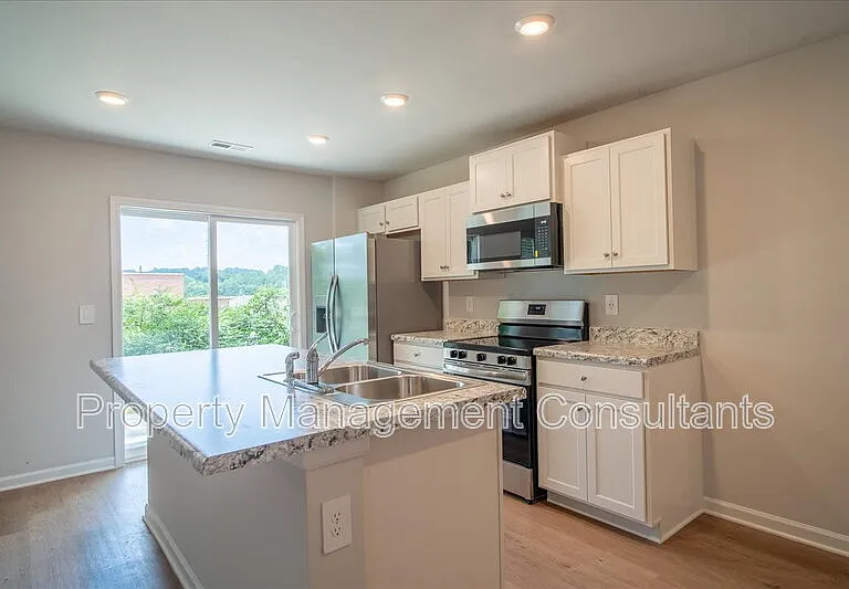 4151 Hudson Ct — Photo 6