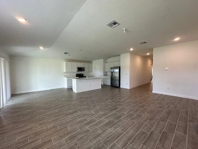 4 bed, 2.0 bath, 1939 sqft, $2,700 — Photo 3