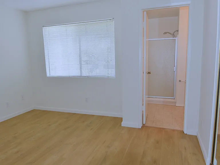 136 S Everett St #202 — Photo 11