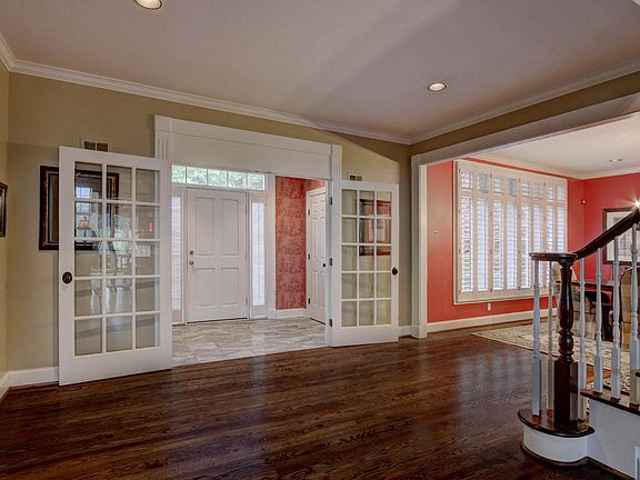 Lovely Entry w/double doors