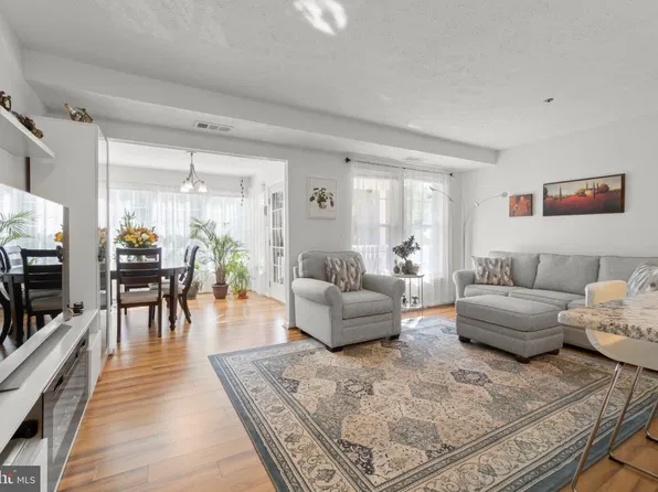 5 Inverness Cir, Marlton, NJ 08053