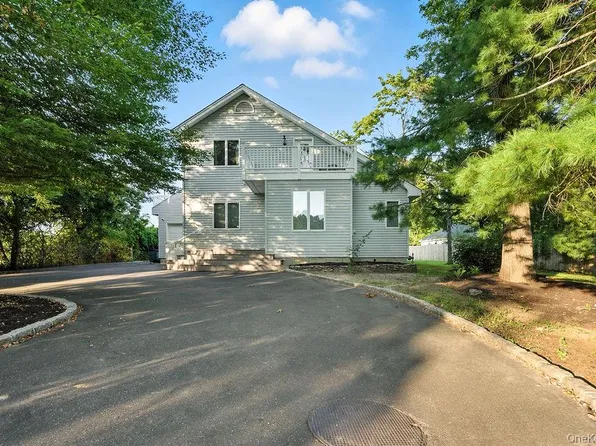 100 Manor Lane, Riverhead, NY 11901