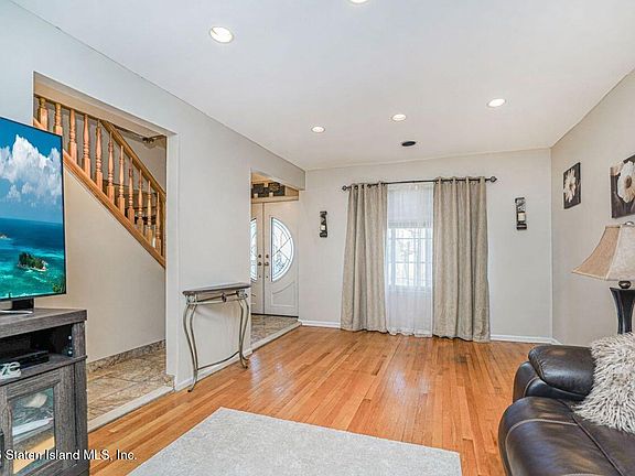 3rd image of 43 Redgrave Ave