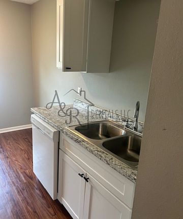4th image of 1905 S Elm St APT 12