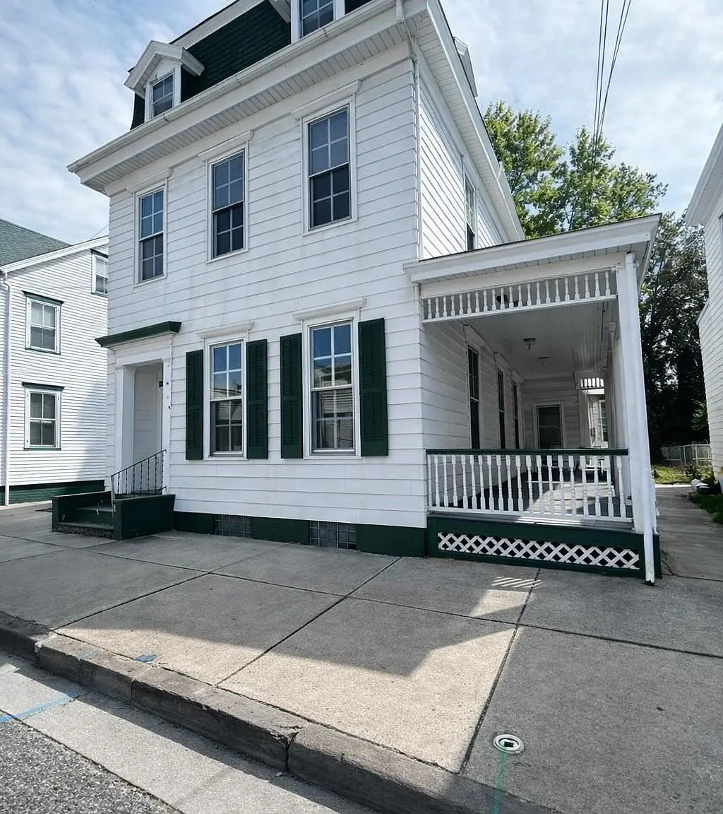 2 bed, 1.0 bath, 2720 sqft, $1,375 — Photo 1