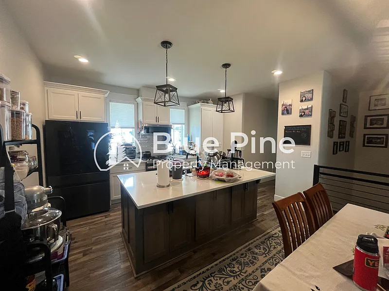6 bed, 3.0 bath, 3042 sqft, $2,950 — Photo 2