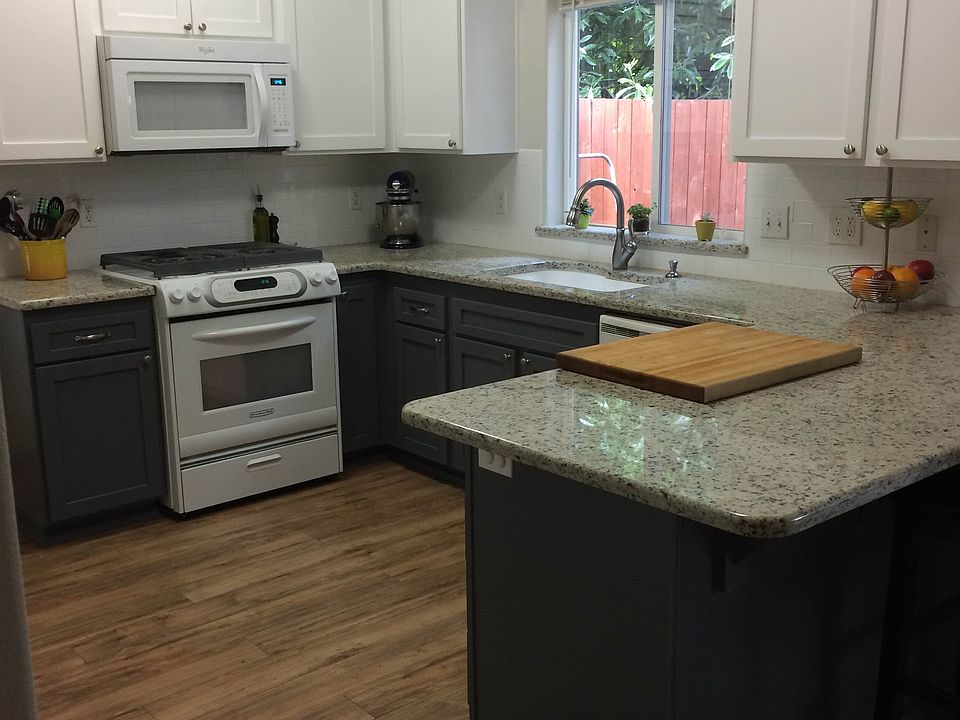 Gas range and granite!