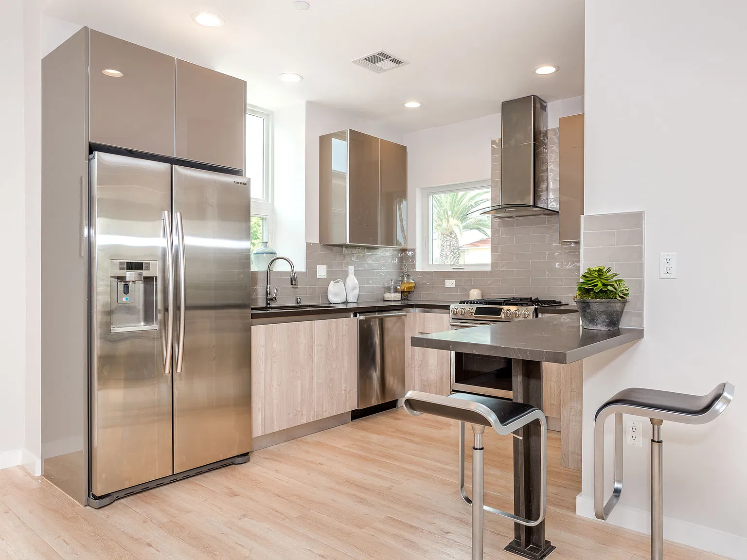 3 bed, 3.5 bath, 1930 sqft, $5,795 — Photo 3