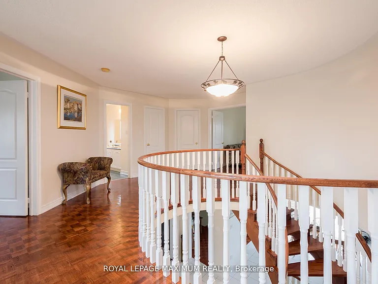 195 Gidleigh Park Cres W — Photo 13