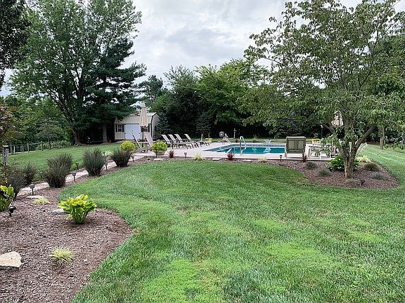 5th image of 104 White Pine Dr