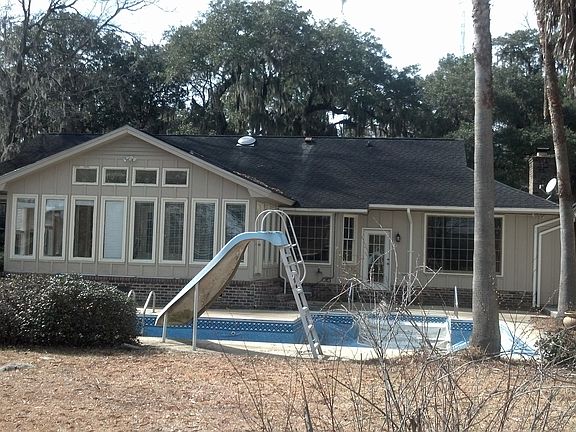Florida room overlooking swimming pool