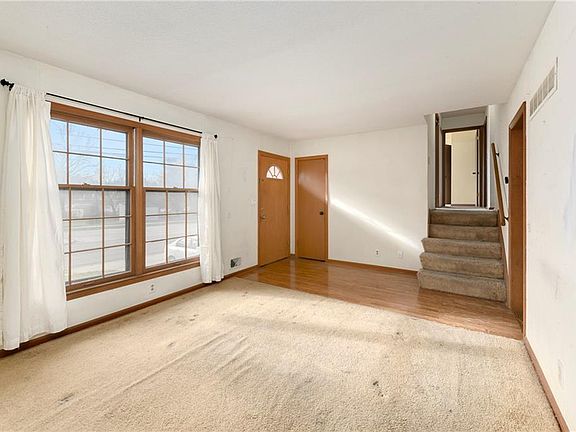 3rd image of 9936 W 95th St