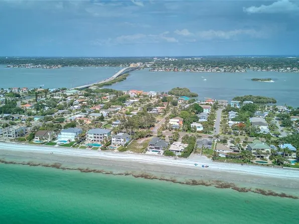 104 6th St, Belleair Beach, FL 33786