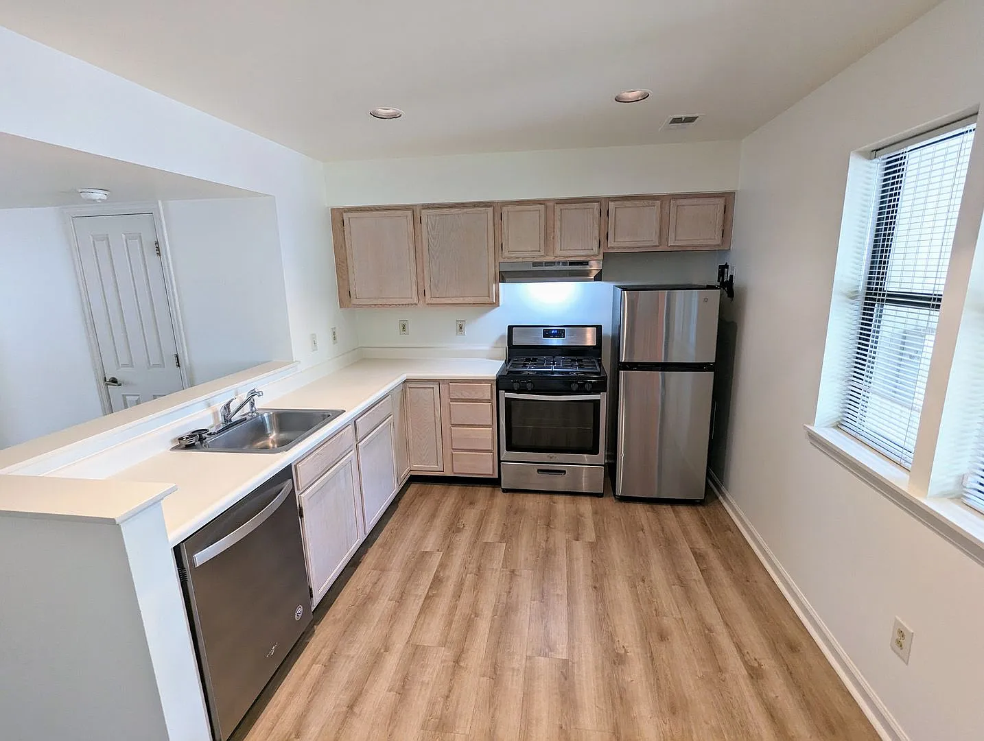 Premier City Living 2 Bed 1.5 Bath Townhouse with off street parking! Available immediately! (Sou... — Photo 2