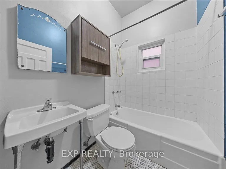 484 Gilmour St #1 — Photo 4