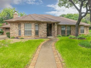 2009 Paddockview Dr, Arlington, TX 76017