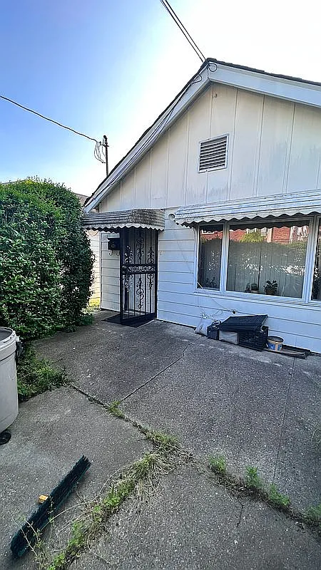 2648 E 11th St photo 1