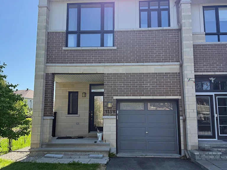 1158 Tischart Cres — Photo 1